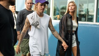 Justin Bieber hốc hác khi đi xem thời trang cùng hôn thê