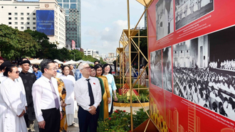 Ông Nguyễn Văn Lợi, Trưởng Đoàn đại biểu Quốc hội thành phố, ông Nguyễn Thanh Nghị, Phó Bí thư Thường trực Thành ủy Thành phố Hồ Chí Minh cùng các đại biểu tham quan Triển lãm ảnh chủ đề 'Vinh quang 80 năm Quốc hội Việt Nam.'
