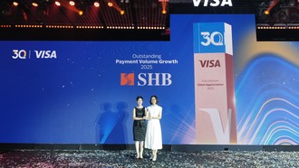 Đại diện SHB nhận giải thưởng vinh danh “Ngôi sao tăng trưởng thẻ năm 2025”