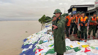 Lực lượng quân đội ứng phó khẩn cấp chống sạt lở bờ kè An Lương và bãi biển Tân Thành, An Bàng ở thành phố Đà Nẵng.