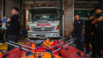 Lực lượng cứu hộ chuẩn bị sẵn sàng ứng phó với bão Fung-Wong tại Quezon, Philippines.