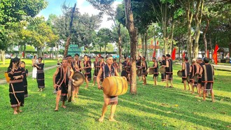 Âm thanh trầm hùng của tiếng cồng, chiêng cùng điệu xoang uyển chuyển không thể thiếu trong Ngày hội di văn hoá di sản. Ảnh: Quang Thái/TTXVN.