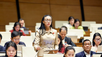 Đại biểu Quốc hội tỉnh Lâm Đồng Trịnh Thị Tú Anh phát biểu. 