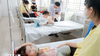 Tại Khoa Nhi Bệnh viện Bệnh nhiệt đới Trung ương đang điều trị cho hơn 50 bệnh nhi mắc cúm A.