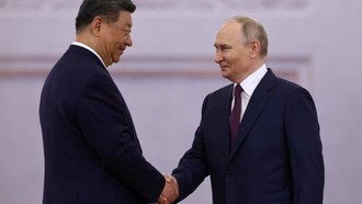 Tổng thống Nga Vladimir Putin (phải) và Chủ tịch Trung Quốc Tập Cận Bình tại Moskva, ngày 8/5/2025. 