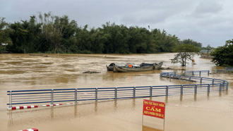 Nước lũ trên sông Trà Khúc dâng cao gây ngập đường vào xóm Lân, xã Tịnh Khê, tỉnh Quảng Ngãi.