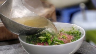 Phở Hà Nội với giá trị đặc biệt giờ đây đã trở thành một thương hiệu mang tầm vóc quốc gia. Ảnh: TTXVN.