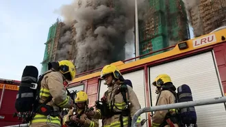 Hàng trăm người bất lực chờ phép màu giữa thảm kịch cháy chung cư Hong Kong