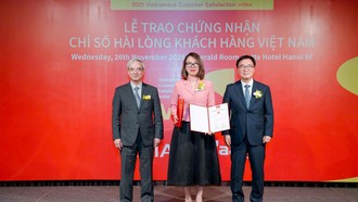 Bà Nguyễn Ngọc Thúy Linh – Phó Tổng giám đốc Vận hành Xanh SM thị trường Việt Nam và Lào đại diện công ty tại lễ trao chứng nhận