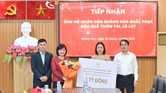 Đại diện Công ty Cổ phần Vega City (thành viên thuộc tập đoàn KDI) đã trao số tiền ủng hộ 1 tỷ đồng thông qua Ủy ban Mặt trận Tổ quốc Việt Nam tỉnh Khánh Hòa