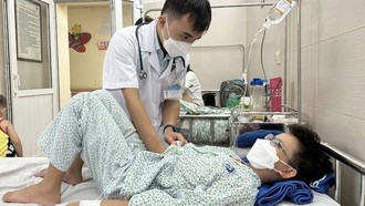 Bác sỹ thăm khám cho bệnh nhi đang điều trị tại Bệnh viện Đa khoa Xanh Pôn