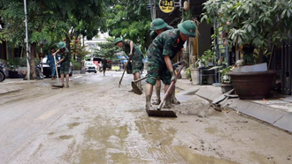Bộ đội giúp nhân dân làm sạch, thu gom rác thải, tẩy rửa môi trường.