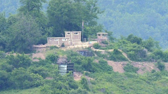 Một tiền đồn tại khu vực biên giới Triều Tiên, nhìn từ tỉnh Gyeonggi, Hàn Quốc.