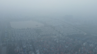 Thủ đô Hà Nội chìm trong bụi mịn và sương mù. 