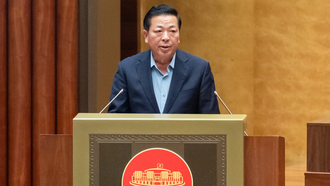 Bộ trưởng Bộ Xây dựng Trần Hồng Minh, thừa ủy quyền của Thủ tướng Chính phủ trình bày Tờ trình về một số cơ chế, chính sách đặc thù, đặc biệt áp dụng cho dự án đường sắt tốc độ cao trên trục Bắc-Nam. (Ảnh: Báo ĐBND)