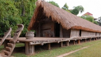 Nhà dài Ê Đê được dựng trên cơ sở nhà của gia đình bà H’Đách Êban (người Êđê Kpạ) làm năm 1967 ở buôn Ky, tỉnh Đắc Lắc. Nhà dài 42,50m, sàn cao 1,10m và rộng 6m; có gần 300 hiện vật được trưng bày tại đây.