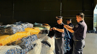 Lực lượng Hải quan kiểm tra lô hàng nhái bị thu giữ