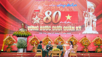 Các khách mời tham gia giao lưu nhân chứng lịch sử với chủ đề “80 năm vững bước dưới Quân kỳ” của Quân khu 9