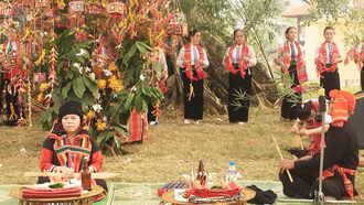 Nghi lễ cầu may mắn tại Lễ hội Hết Chá.