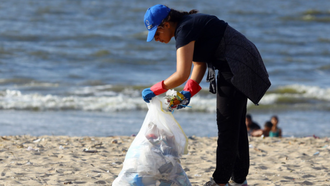 Tình nguyện viên dọn rác trên bãi biển ở Alexandria, Ai Cập