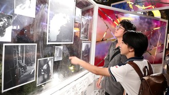 Người dân Thủ đô tham quan, trải nghiệm tại Lễ hội thiết kế sáng tạo.