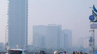 Bụi mịn và sương mù dày đặc gây hạn chế tầm nhìn của các phương tiện lưu thông sáng 10/12/2025. 