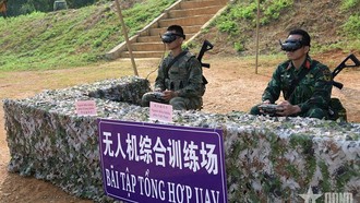 Bộ đội Lục quân hai nước Việt Nam-Trung Quốc phối hợp thực hiện khoa mục huấn luyện điều khiển phương tiện không người lái (UAV) tiêu diệt mục tiêu. (Ảnh: Báo Quân đội Nhân dân)