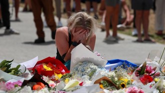 Người dân đặt hoa tưởng niệm các nạn nhân trong vụ xả súng tại bãi biển Bondi ở Sydney, Australia. 