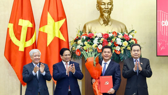 Thủ tướng Phạm Minh Chính và Chủ tịch Quốc hội Trần Thanh Mẫn trao Quyết định và tặng hoa đồng chí Nguyễn Hồng Diên, Ủy viên Trung ương Đảng, Ủy viên Ban Thường vụ Đảng ủy Quốc hội, Phó Bí thư chuyên trách Đảng ủy Quốc hội.