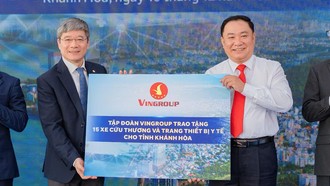 Đại điện Tập đoàn Vingroup trao 15 xe cứu thương cho ngành Y tế Khánh Hòa.