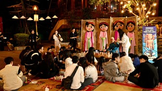 Gian “Họa màu trên rối mộc” thu hút đông đảo các bạn trẻ tham gia trải nghiệm. Ảnh: BTC