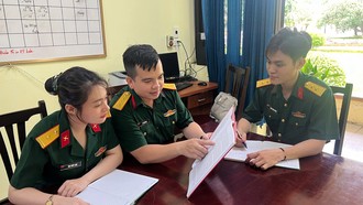 Đại uý, ThS Lê Tuấn Anh (ở giữa) cùng các học viên tại Trường Sĩ quan Lục. (Ảnh: Phương Anh)