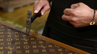 Doanh số mảng thời trang và đồ da của LVMH, thứ được coi là thước đo cho ngành hàng xa xỉ, đã giảm tới 5%. Ảnh: Stéphanie Lecocq/Reuters