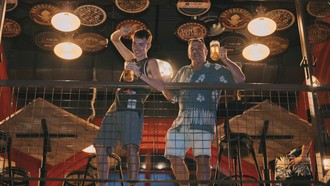 “Tôi chưa từng trải nghiệm nhà hàng bia nào ấn tượng như thế này!” là câu nói đầy hào hứng của John, du khách người Úc (bên phải), khi đến với Sun Bavaria Bistro tại Thị trấn Hoàng Hôn, Phú Quốc.