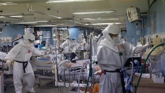 Nhân viên y tế điều trị cho bệnh nhân COVID-19 tại bệnh viện ở Gyeonggi, Hàn Quốc ngày 16/12/2021. Ảnh tư liệu: Getty Images/TTXVN