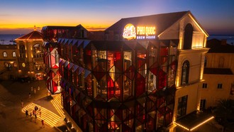 Phu Quoc Brew House rực rỡ trong ánh hoàng hôn.