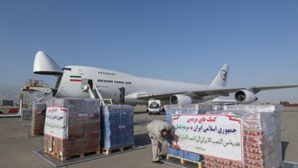 Hàng viện trợ của Hội Chữ thập đỏ Iran tại sân bay Mehrabad ở Tehran, Iran. 