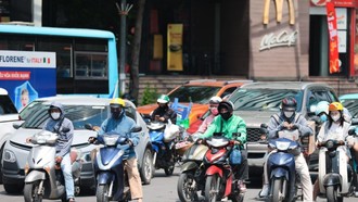 Khẩu trang, áo chống nắng là những thứ không thể thiếu cảu người dân ở Hà Nội khi tham gia giao thông trong những ngày nắng nóng. Ảnh: Lê Đông