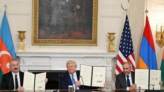 Tổng thống Mỹ Donald Trump (giữa) chủ trì cuộc hòa đàm và ký kết thoả thuận hợp tác giữa Tổng thống Azerbaijan Ilham Aliyev (trái) với Thủ tướng Armenia Nikol Pashinyan tại Thủ đô Washington DC., ngày 8/8/2025. Ảnh: AZERTAC