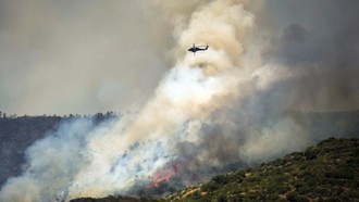 Khói bốc lên từ đám cháy rừng ở Izmir, Thổ Nhĩ Kỳ.