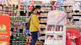 Người dân mua sắm tại siêu thị ở Millbrae, Mỹ.