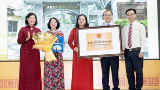 Đại diện Trường THPT Ten Lơ Man nhận bằng xếp hạng di tích lịch sử - văn hóa cấp thành phố