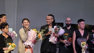 NSND Mỹ Uyên, đạo diễn Chinh Ba và các nghệ sĩ vui mừng sau đêm công diễn - Ảnh: Minh Khang