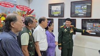Các đại biểu xem triển lãm ảnh chủ đề “80 năm hào khí miền Đông” - Ảnh: Minh Khang