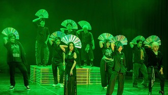 Một cảnh có vũ đạo trong vở kịch "Một bước lên mây" 