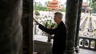 Ông Chuck Searcy thăm Nghĩa trang liệt sĩ Trường Sơn ở huyện Gio Linh, tỉnh Quảng Trị.