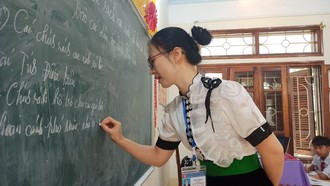 Giờ dạy của giáo viên Trường Trung học cơ sở Pom Lót, tỉnh Điện Biên. Ảnh: Phạm Mai/TTXVN.