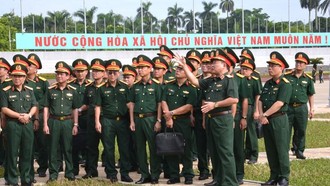 Thượng tướng Hoàng Xuân Chiến và đoàn công tác kiểm tra Dự án đầu tư xây dựng cơ sở hạ tầng phục vụ công tác đón tiếp, tuyên truyền của Ban Quản lý Lăng Chủ tịch Hồ Chí Minh. Nguồn: Quân đội nhân dân.