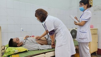 Kiểm tra sức khỏe cho người bệnh sốt xuất huyết Dengue tại Trung tâm Y tế thành phố Huế. Ảnh: Mai Trang/TTXVN.