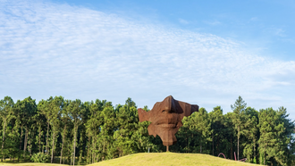 Tác phẩm “Mảnh vỡ Thế kỷ XXI” của Nhà điêu khắc người Tây Ban Nha Daniel Pérez.